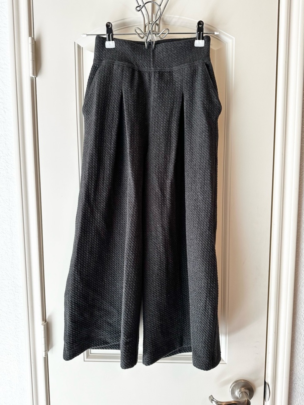 Lululemon Can You Feel the Pleat Charcoal Gray Textured Knit Cropped Pants sz 2